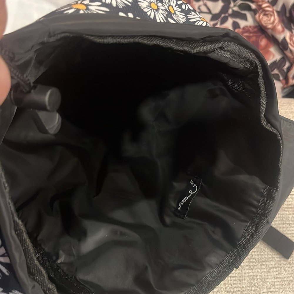 New Backpack with daisy design 🌼 Never used - Picture 6 of 7
